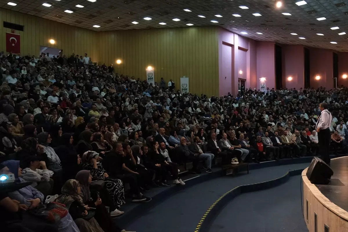 Hayati İnanç, Gençlere Ahlak ve İnsan Temalı Konferans Verdi