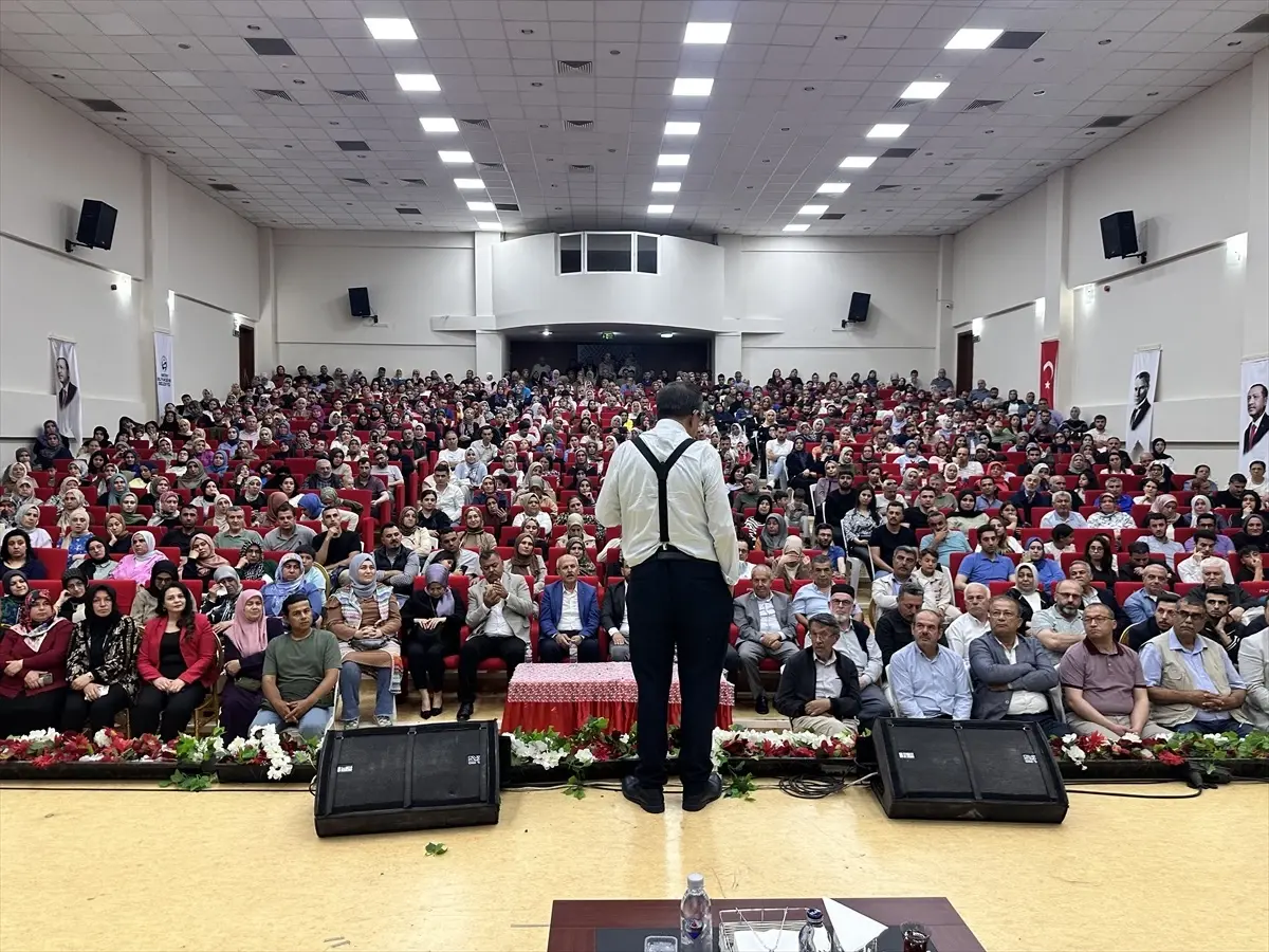 Hayati İnanç, Dörtyol'da 'Can Veren Pervaneler' Söyleşisine Katıldı
