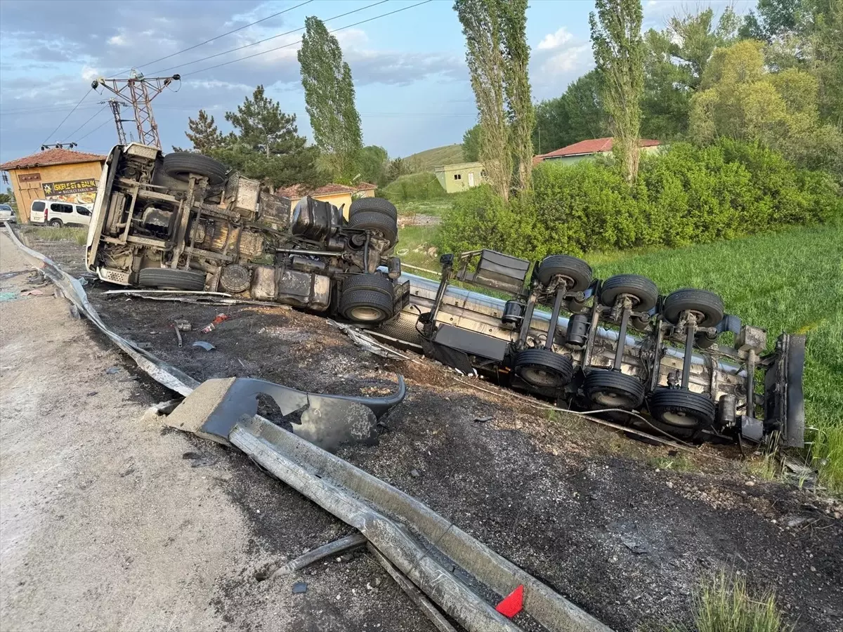 Yozgat'ta Soya Yağı Yüklü Tır Devrildi: Sürücü Yaralandı