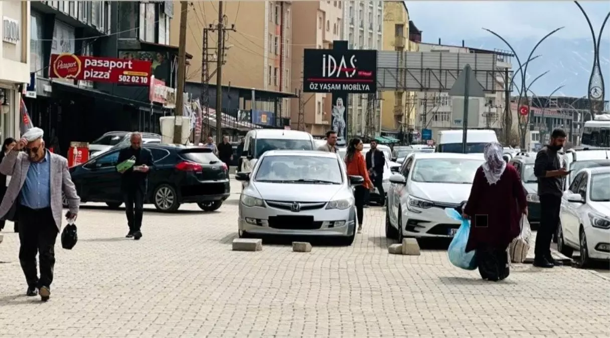 Yüksekova'da Kaldırımlara Gelişi Güzel Park Edilen Araçlar Tepki Çekiyor