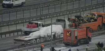 Zeytinburnu'nda Tır Kazası Sonucu D-100 Kara Yolu Kapandı