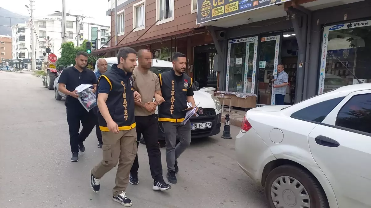 Manisa'da Kundaklama Olayı: 13 Araç Zarar Gördü