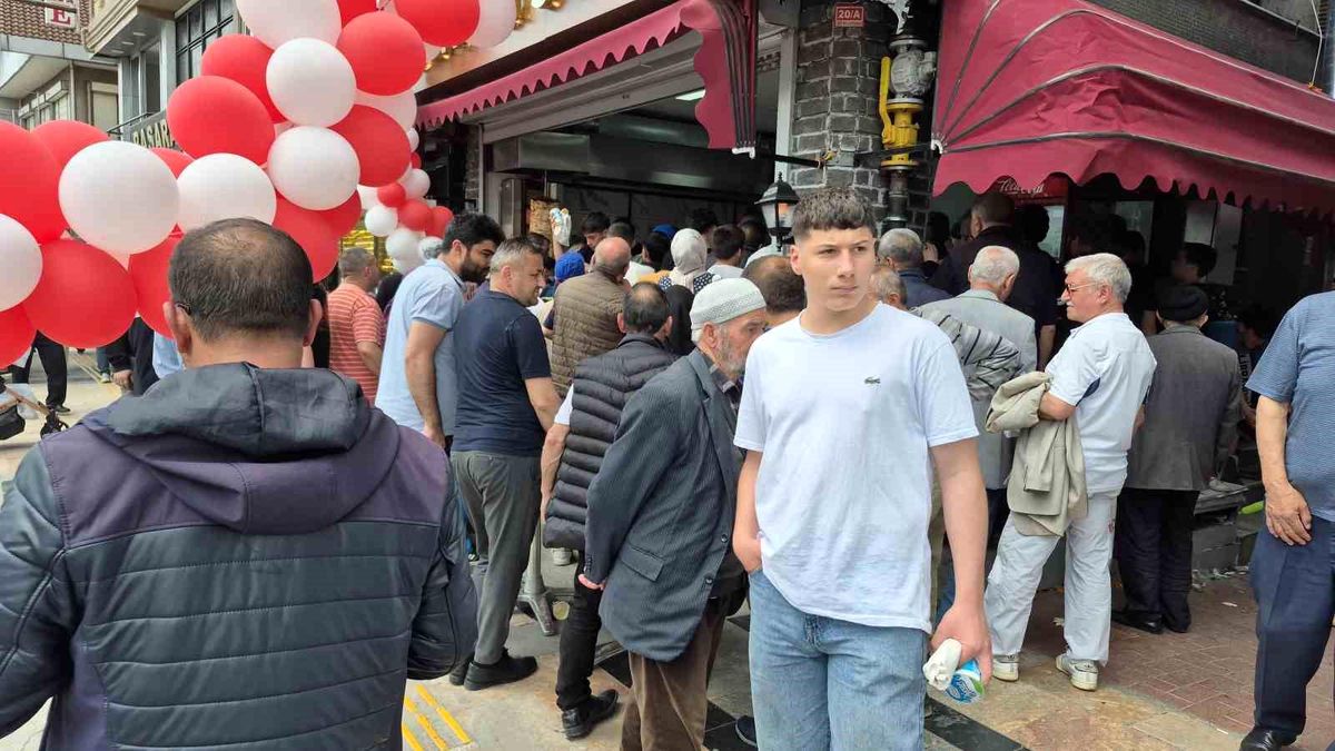 Düzce'de Restoran Açılışında Tavuk Döner ve Ayran 1 TL Olunca İzdiham Yaşandı