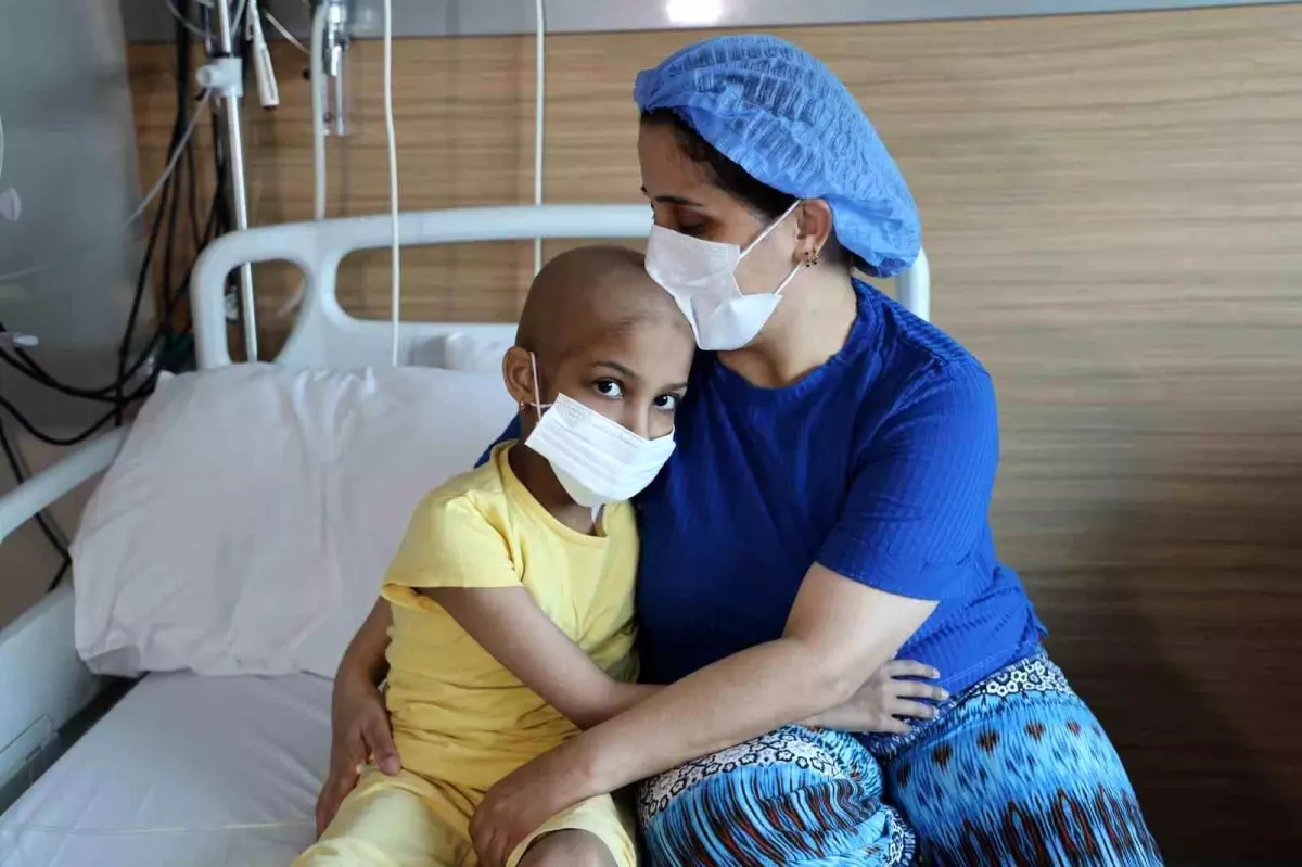 Anne, Lösemi Hastası Kızına İlik Nakli Yaptırdı