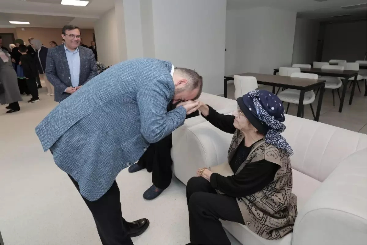 Başkan Candaroğlu, Anneler Günü'nde Darülaceze'yi Ziyaret Etti