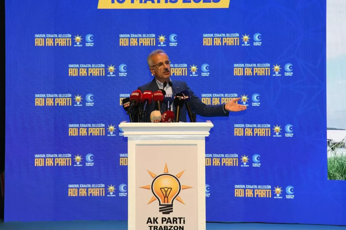 Ulaştırma ve Altyapı Bakanı Uraloğlu Trabzon'da Gençlerle Bir Araya Geldi