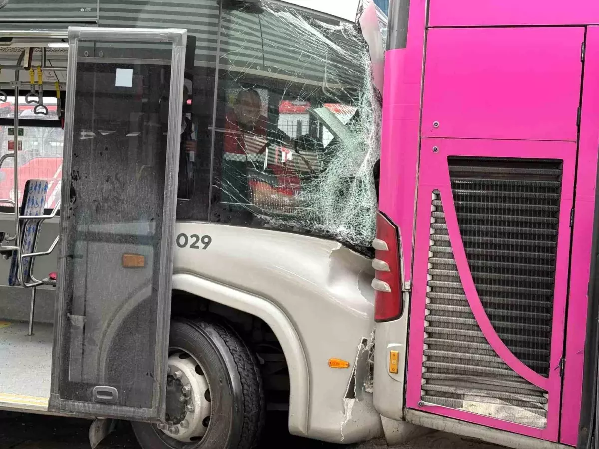 Beylikdüzü'nde Metrobüs Kazası: 1 Ölü, 20 Yaralı