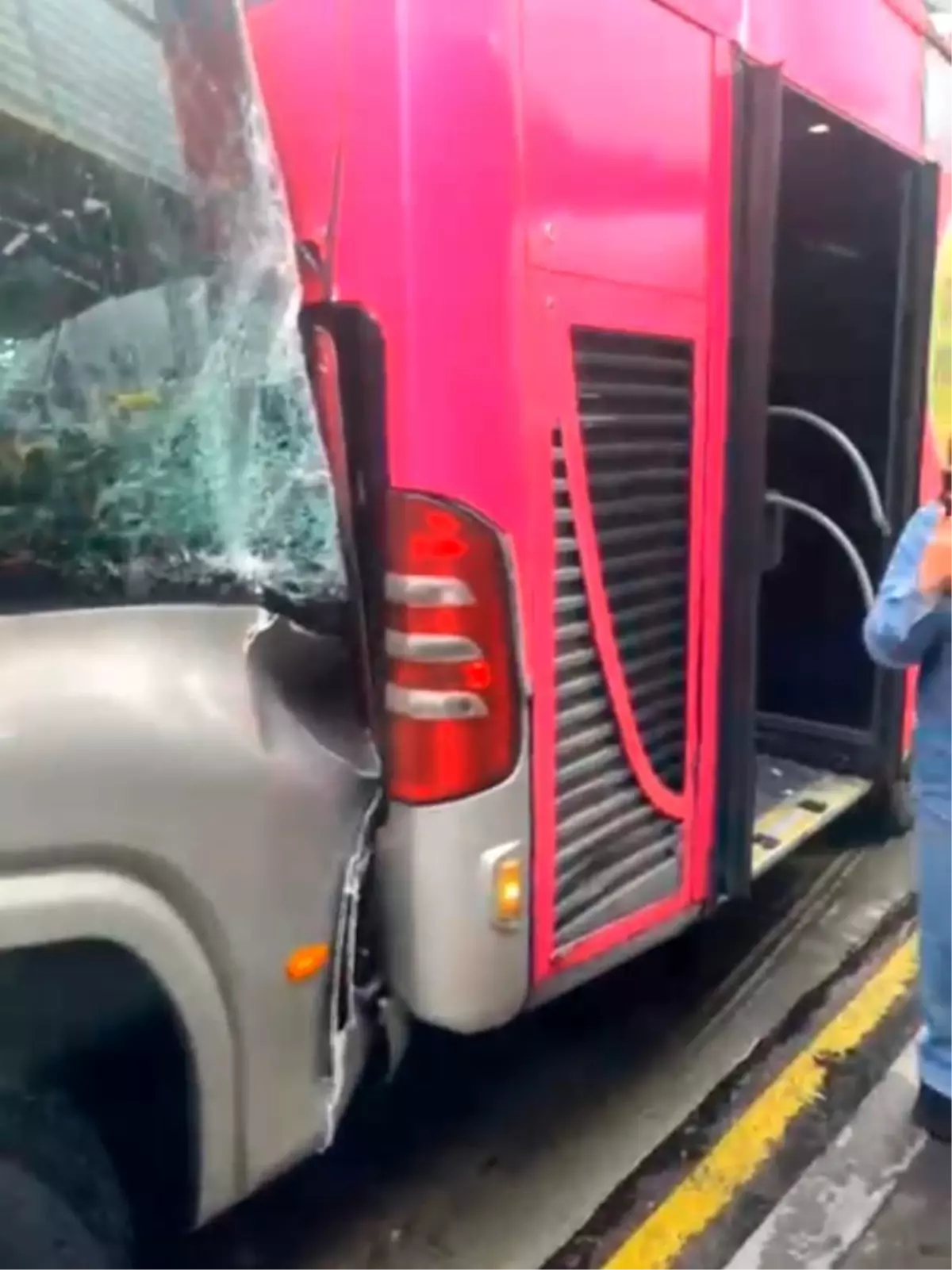 İstanbul'da Metrobüs Kazası: 14 Yaralı