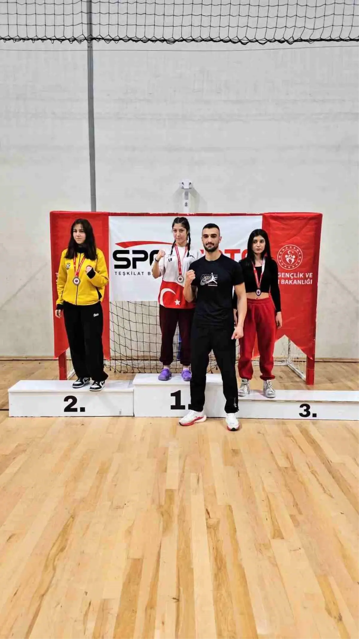 Bolu'da Genç Muaythai Sporcusu Nisa Nur Efe Türkiye İkincisi Oldu