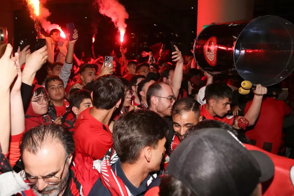 Binlerce taraftar akın etti! Şampiyon Gençlerbirliği, Ankara'da coşkuyla karşılandı