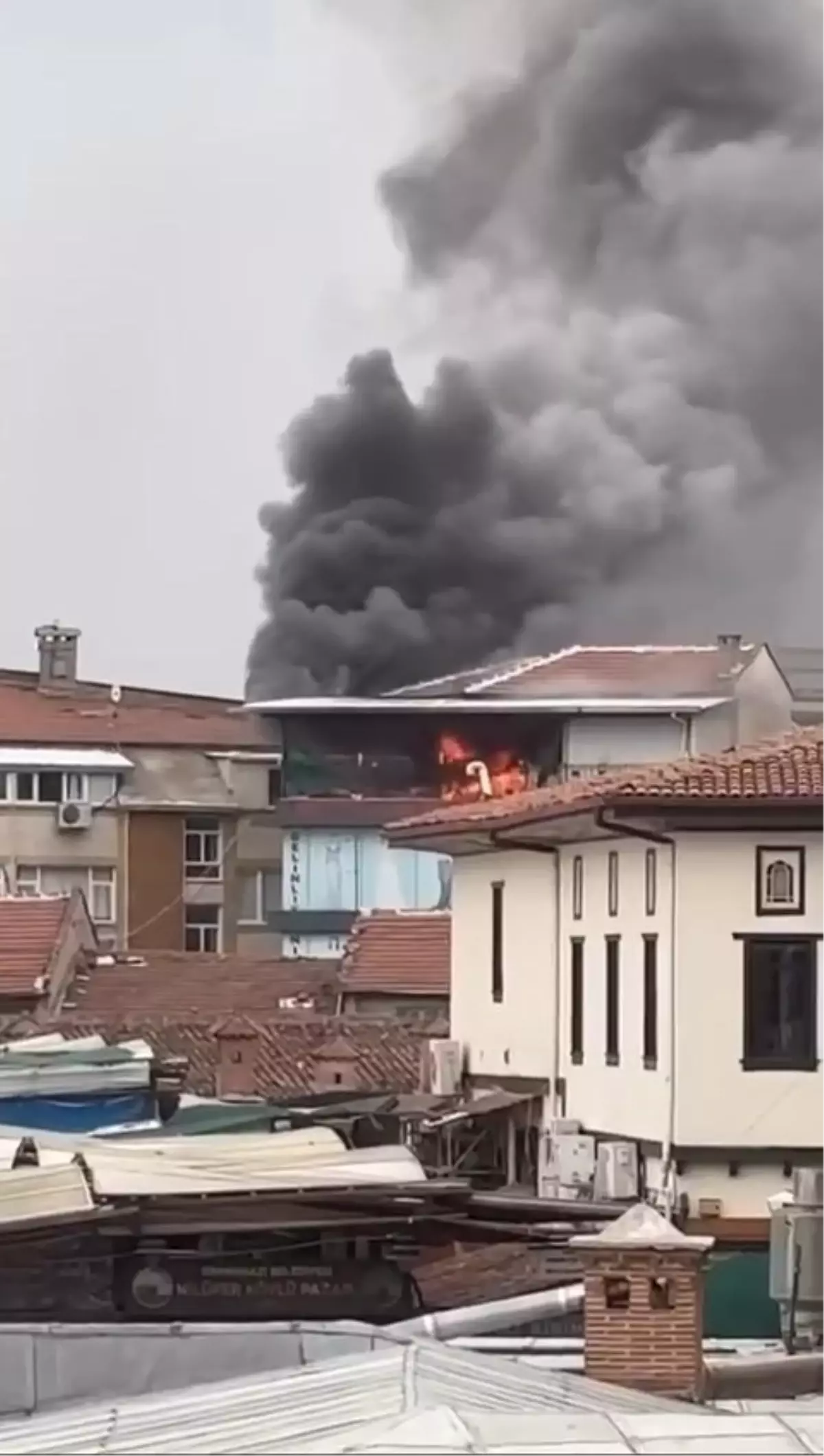 Bursa'da İş Merkezinin Çatı Katında Yangın Çıktı