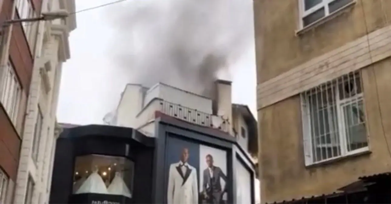 Bursa'da Gelinlikçideki Yangın Paniğe Neden Oldu
