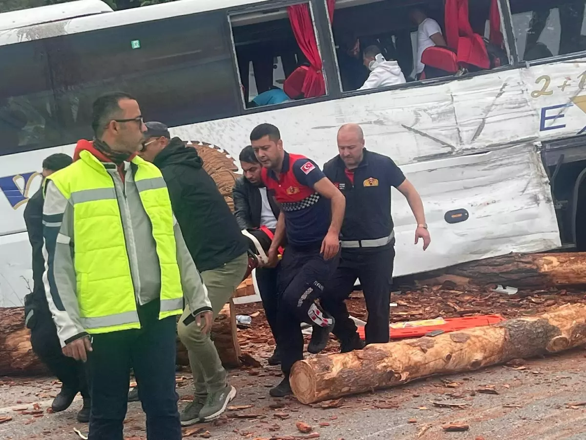 Ezine'de Zincirleme Kaza: 6 Kişi Hayatını Kaybetti