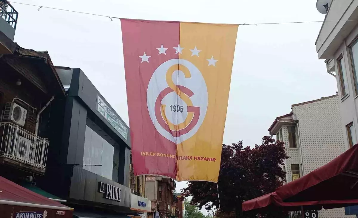Edirne'de Galatasaray İçin Dev Bayrak Asıldı