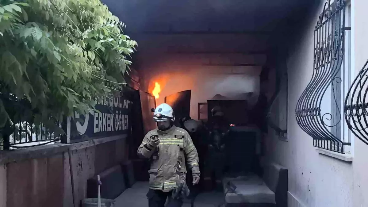 İnegöl'de Öğrenci Yurdunda Yangın: 3 Öğrenci Dumandan Etkilendi