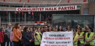 İşten çıkarılan Çiğli Belediyesi işçilerinden CHP Genel Merkezi önünde eylem
