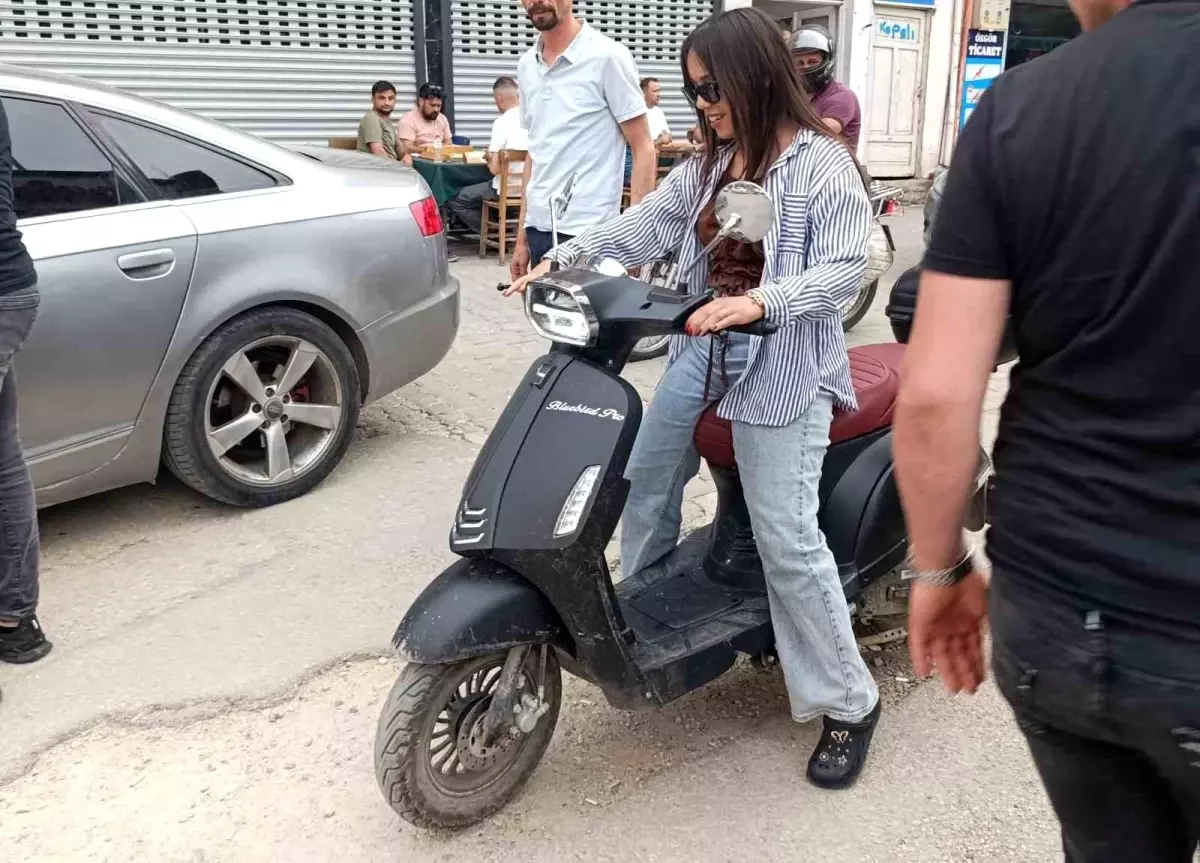 Adana'da Geri Yönlü Kamyon Motosikletli Kızı Tehlikeye Soktu