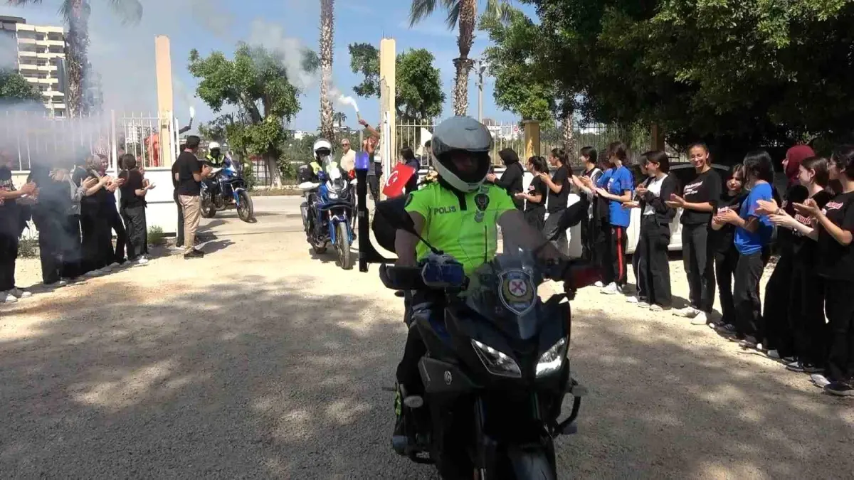 Mersin'de Trafik Ekiplerine Sürpriz Kutlama