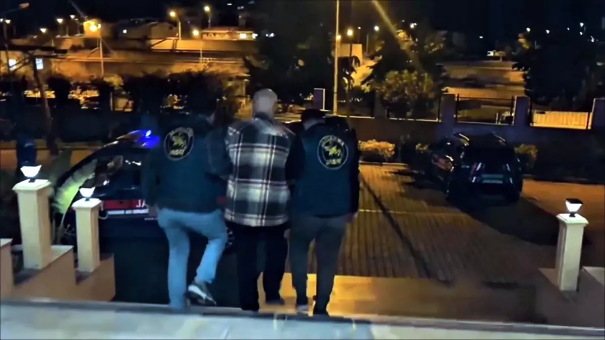 Interpol tarafından aranan 2 suçlu Türkiye'de yakalandı