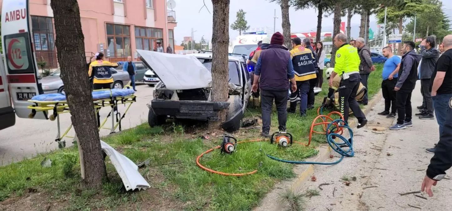 Isparta'da Trafik Kazası: Sürücü ve Yolcu Yaralandı