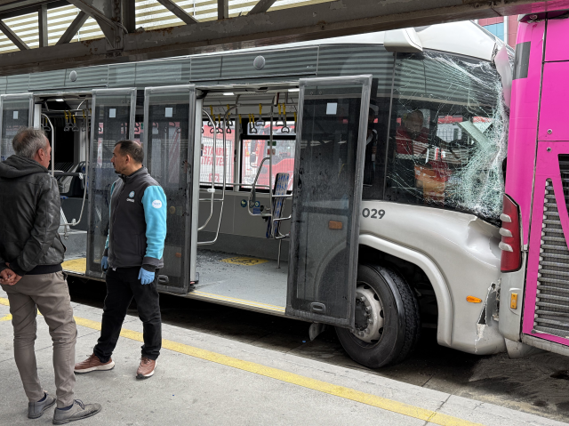 Terrifying accident captured on camera! They were thrown from the metrobüs to the stop like this