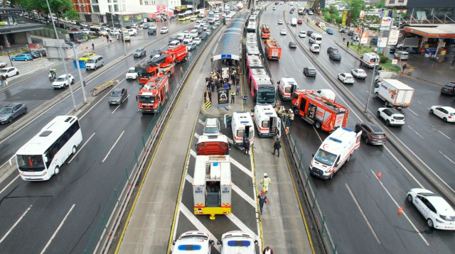 Terrifying accident captured on camera! They were thrown from the metrobüs to the stop like this