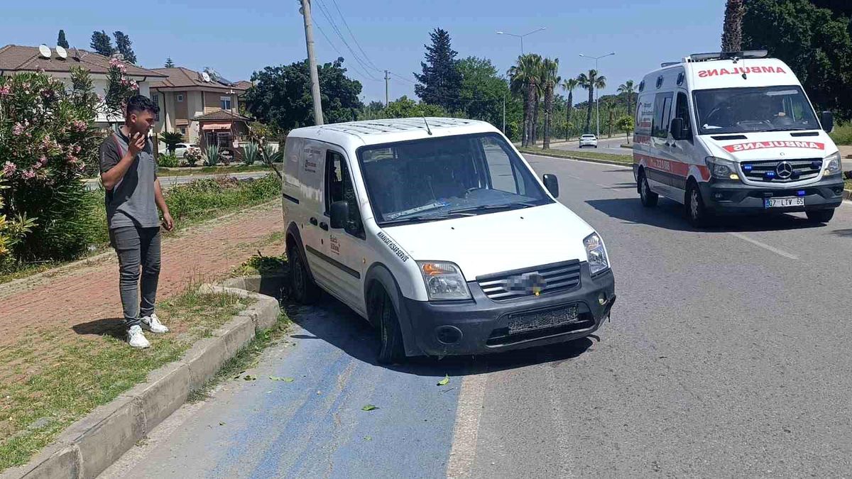 Manavgat'ta Lastiği Patlayan Araç Devrilmekten Kurtuldu
