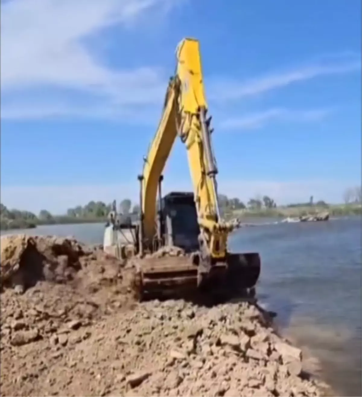 İpsala'da Meriç Nehri'ne deniz suyu karışmaması için set çekildi