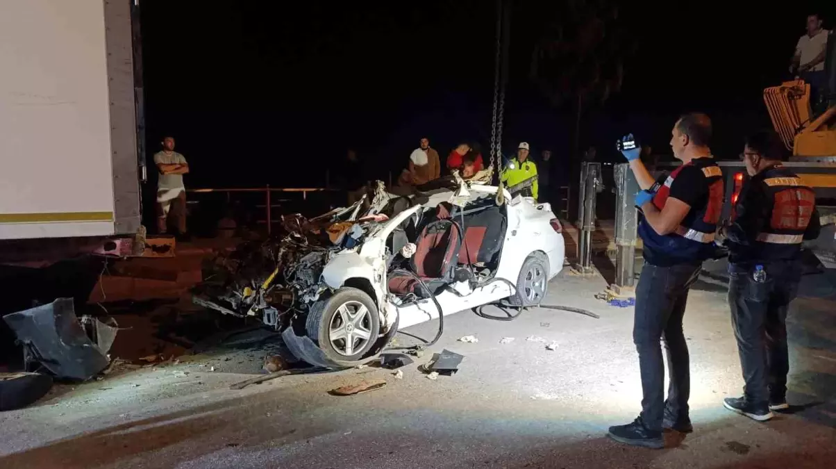 Mersin'de Park Halindeki Tıra Çarpan Otomobildeki 2 Kişi Hayatını Kaybetti