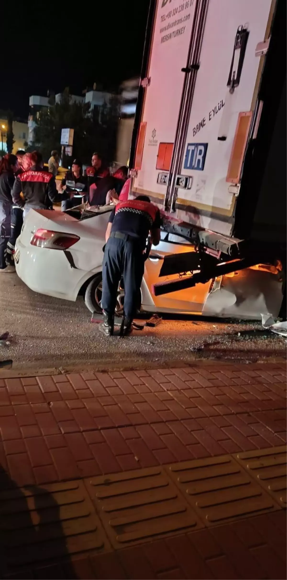 Silifke'de TIR'a Çarpan Otomobilde İki Kişi Hayatını Kaybetti