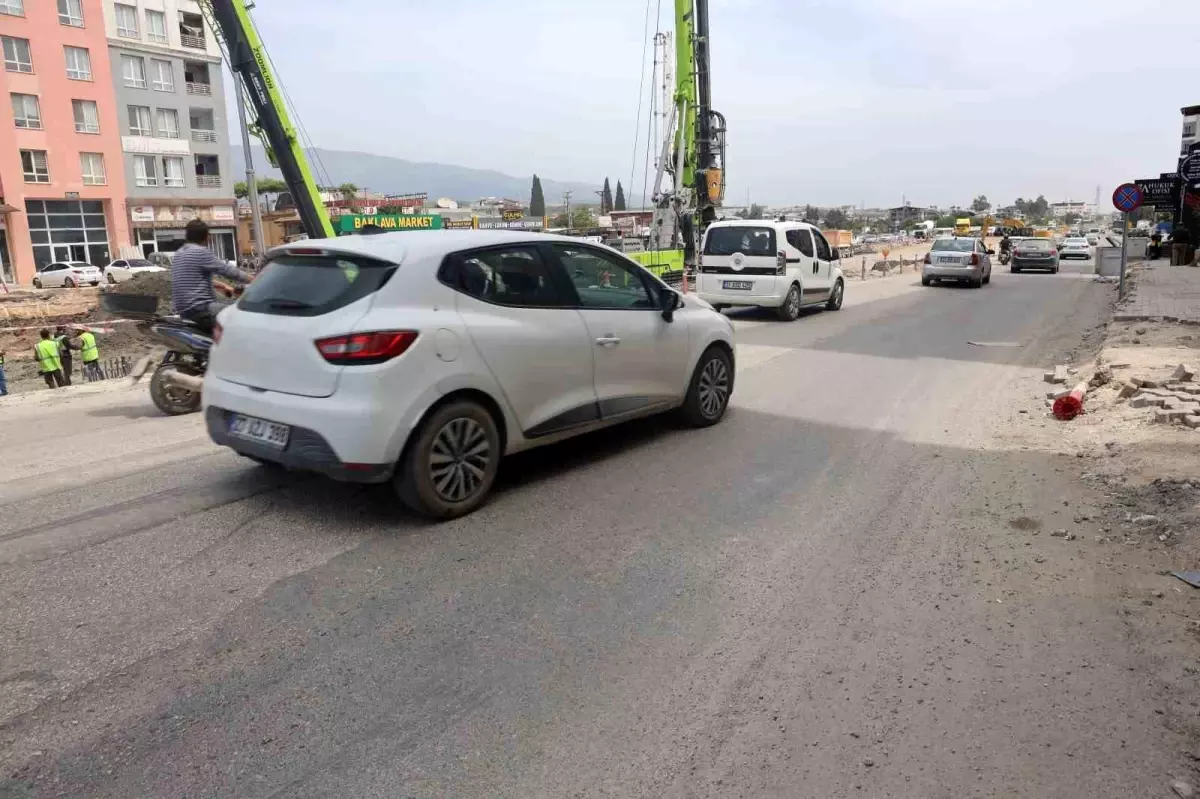 Hatay'da Hafriyat Kamyonu, Otomobili Sürükledi