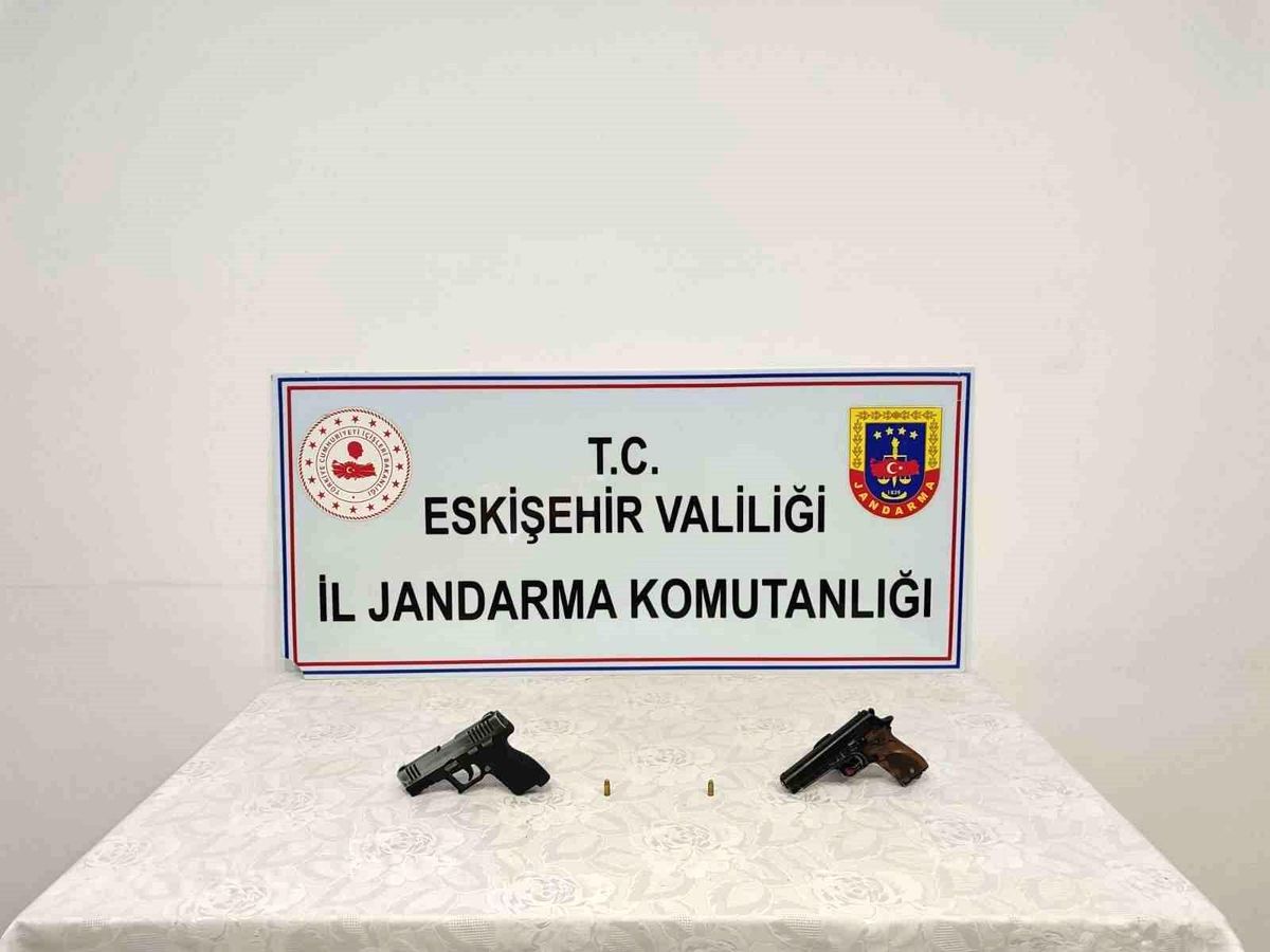 Eskişehir'de Ruhsatsız Tabanca Ticareti Yapmaya Çalışan Şüpheli Tutuklandı