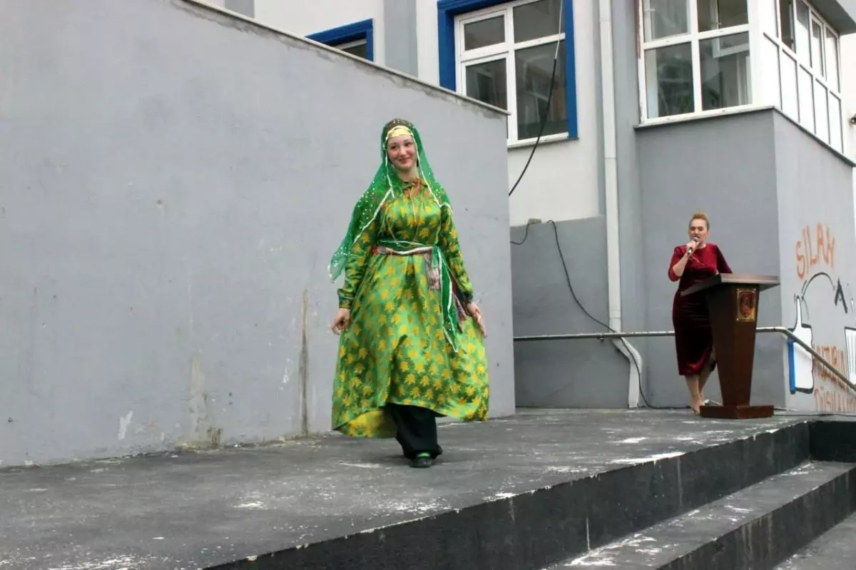 Sandıktan podyuma: 80 yıllık giysiler yeniden hayat buldu