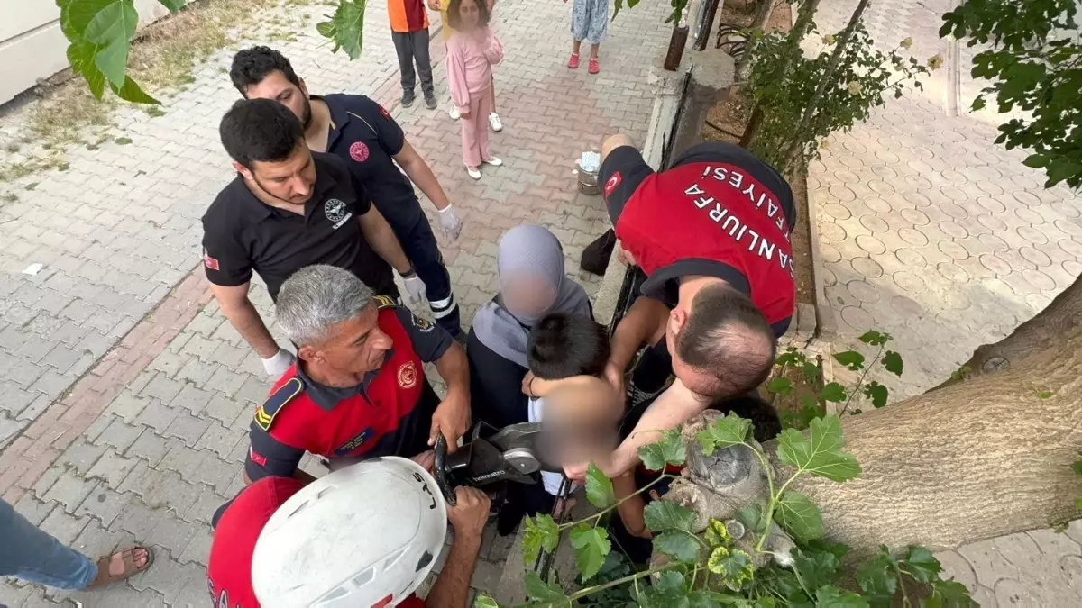 Karaköprü'de Çocuk Demir Korkuluğa Saptı, İtfaiye Ekipleri Kurtardı