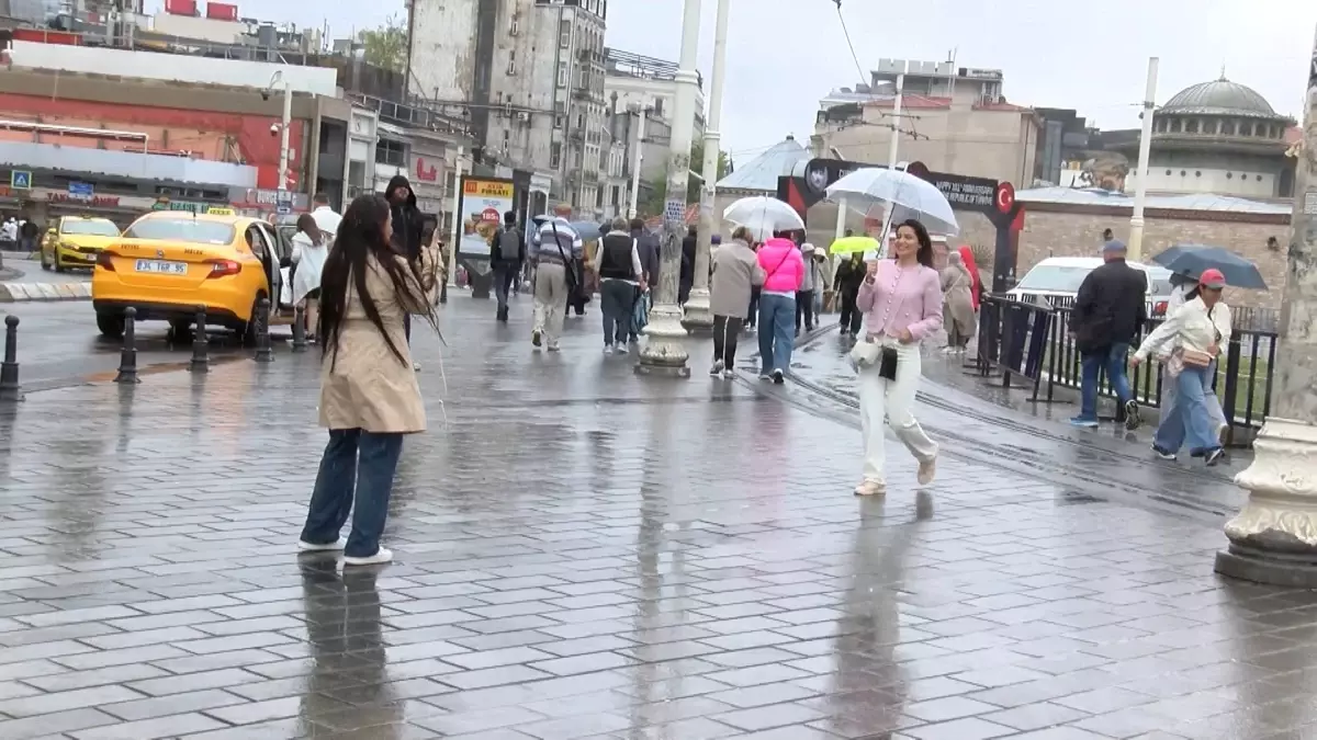 İstanbul'da Yoğun Yağmur ve Rüzgar Hayatı Olumsuz Etkiledi