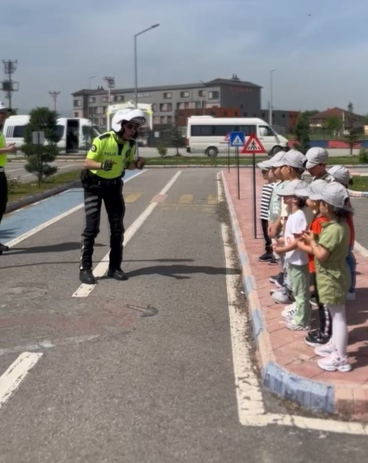 Trafik Polisi Çocuklara Güven Verdi