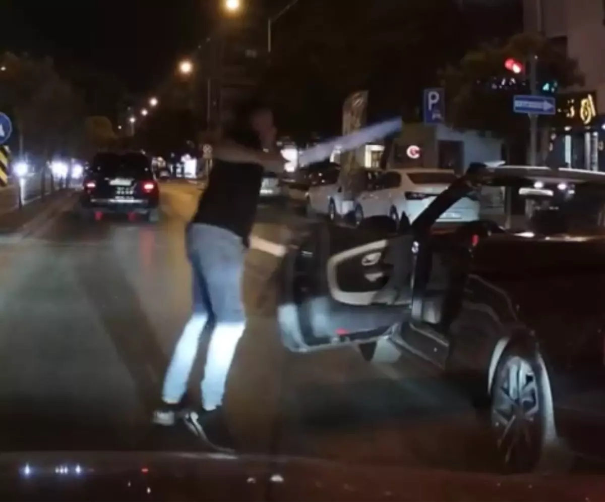 İzmir'de Trafikte Tartışan Sürücü Döner Bıçağı ile Tehdit Etti