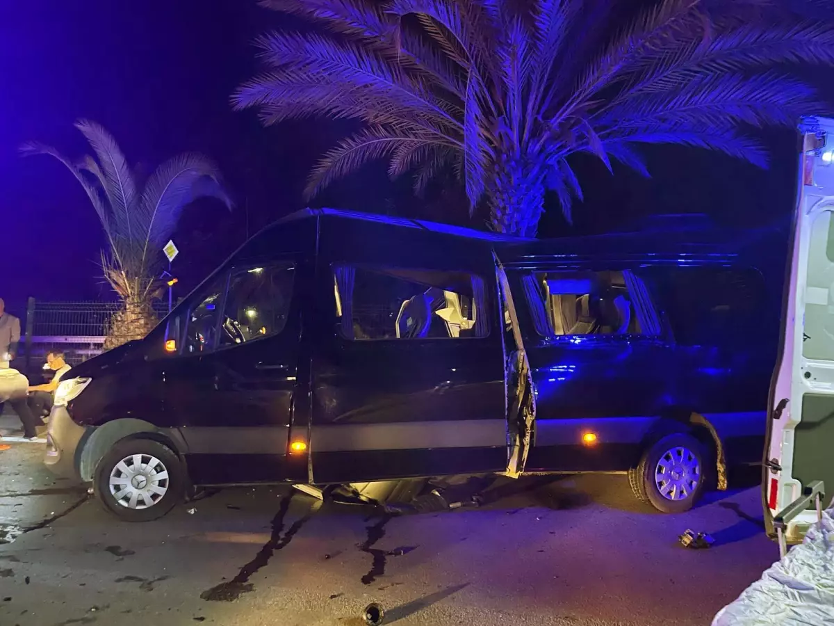 Alanya'da Turistle Otonun Çarpıştığı Kazada İki Kişi Hayatını Kaybetti