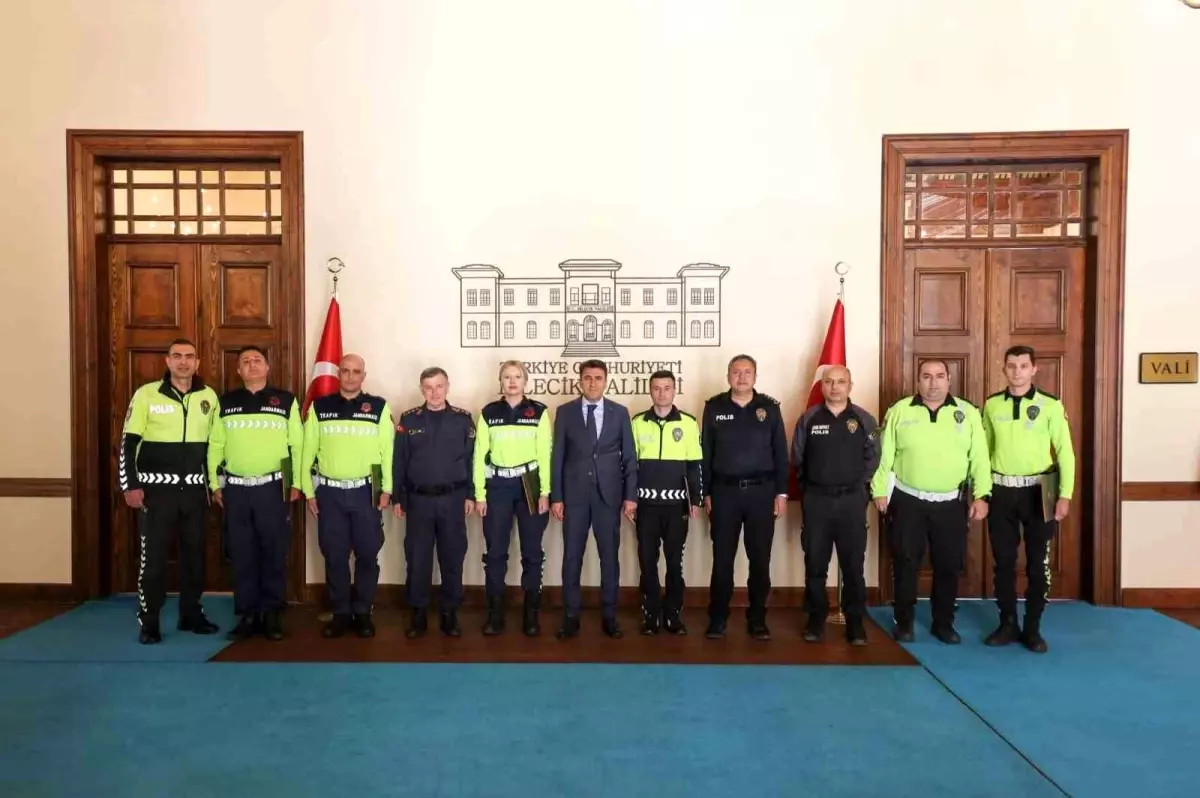 Bilecik Valisi Aygöl, Trafik Personeline Başarı Belgeleri Takdim Etti