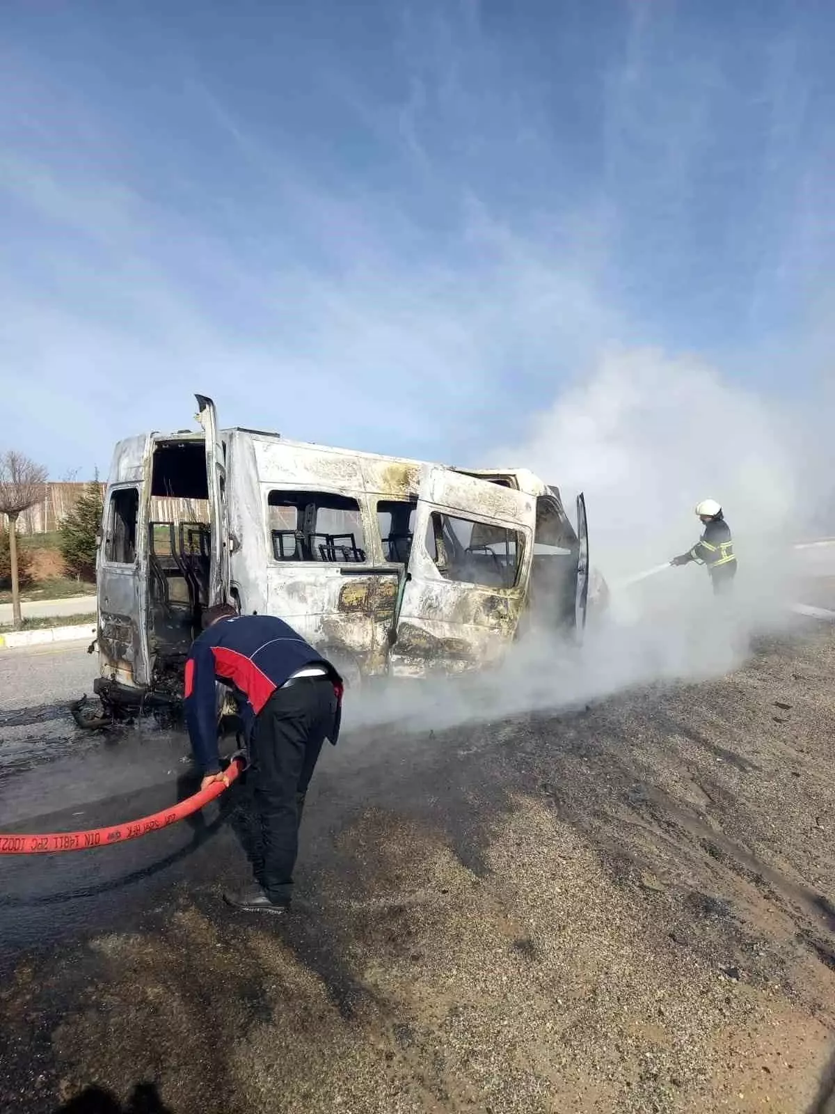 Sivas'ta Minibüs Yangını: Araç Kullanılamaz Hale Geldi