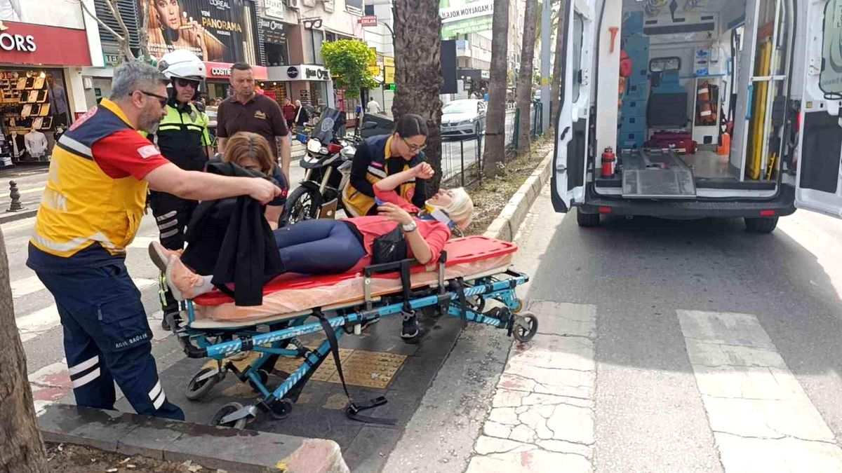 Antalya'da Motosiklet Kazası: Kadın Sürücü Kaskı Sayesinde Kurtuldu
