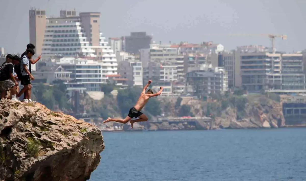 Antalya'da Falezlerden Denize Tehlikeli Atlayışlar