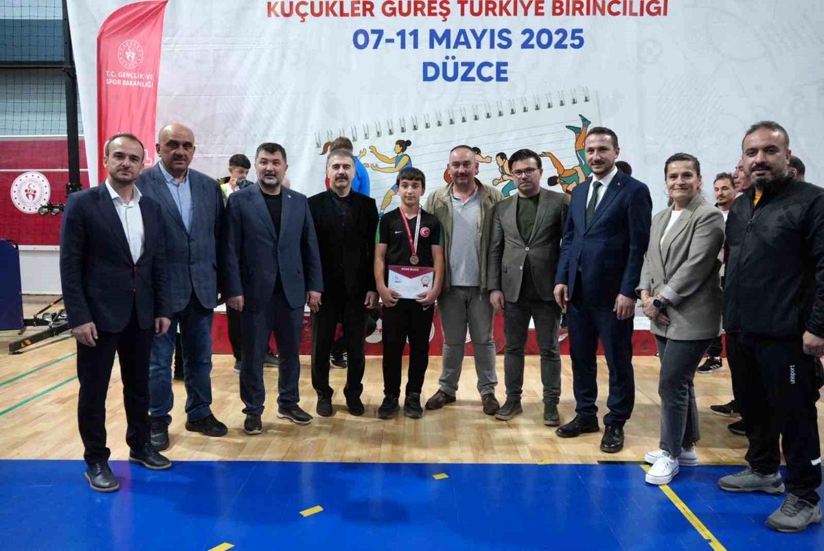 Düzce'de Okul Sporları Güreş Türkiye Birinciliği Sona Erdi