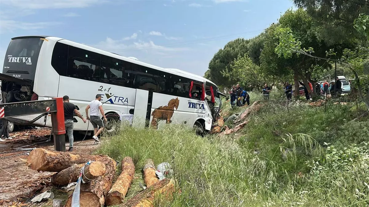 Çanakkale'de Kamyon, Otobüs ve Otomobilin Karıştığı Kazada 5 Kişi Hayatını Kaybetti