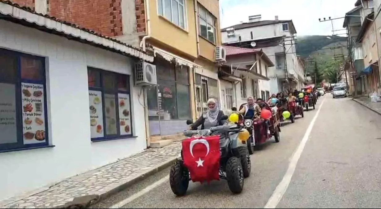 Amasya'da Anneler Günü Kutlaması için Renkli Konvoy