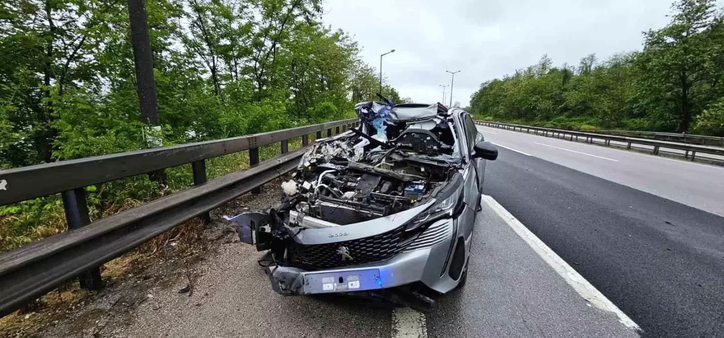 Otoyolda Tır ile Çarpışan Otomobilin Sürücüsü Yaralandı