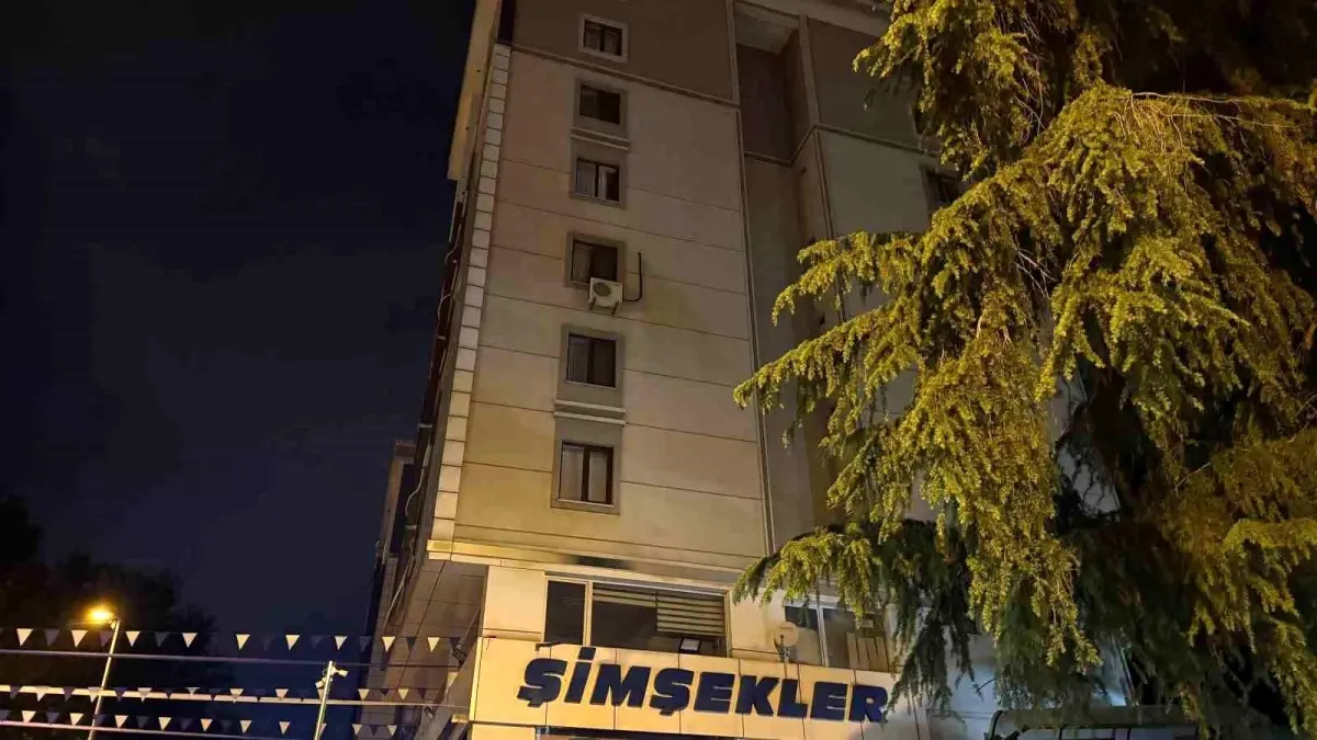 Ataşehir'de Doğalgaz Parlaması Sonrası Genç Kendini 5. Kattan Attı