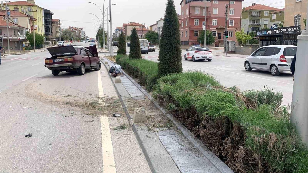 Karaman'da Kontrolden Çıkan Otomobil Aydınlatma Direğine Çarpıp Karşı Şeride Geçti