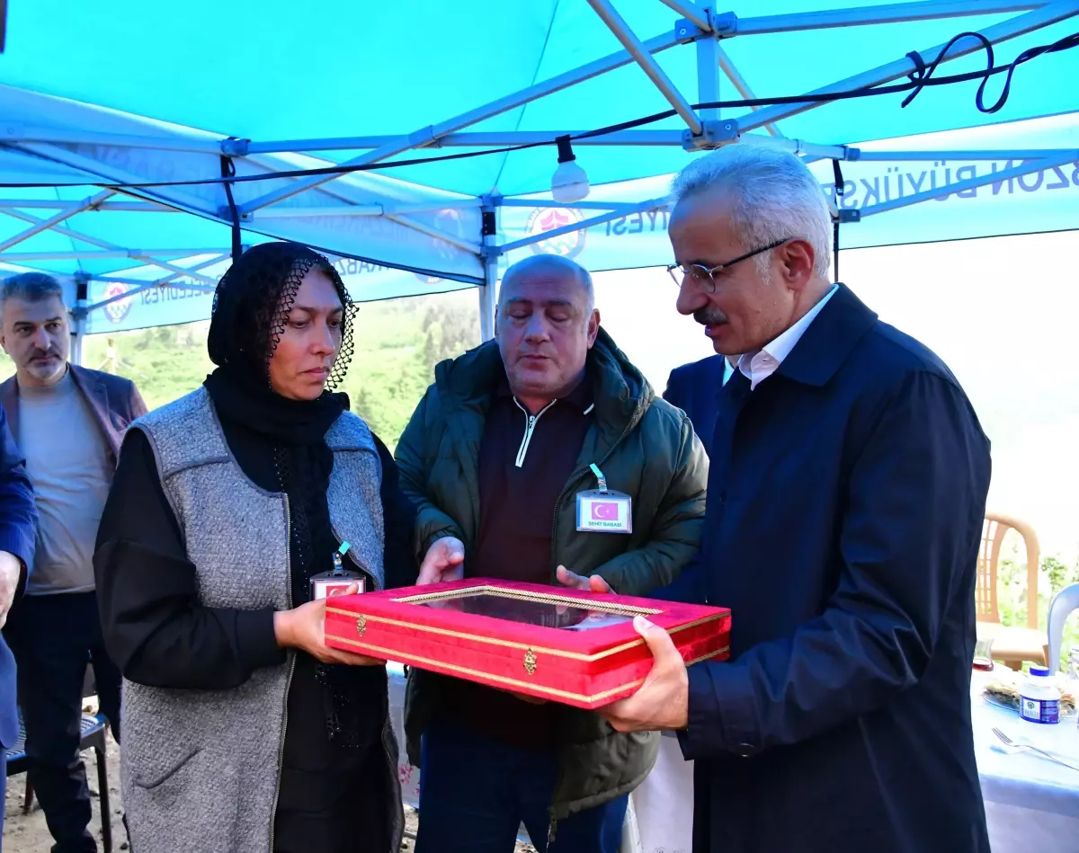 Ulaştırma Bakanı Uraloğlu, Şehit Piyade Uzman Onbaşı Berat Mecit Day'ın Ailesini Ziyaret Etti