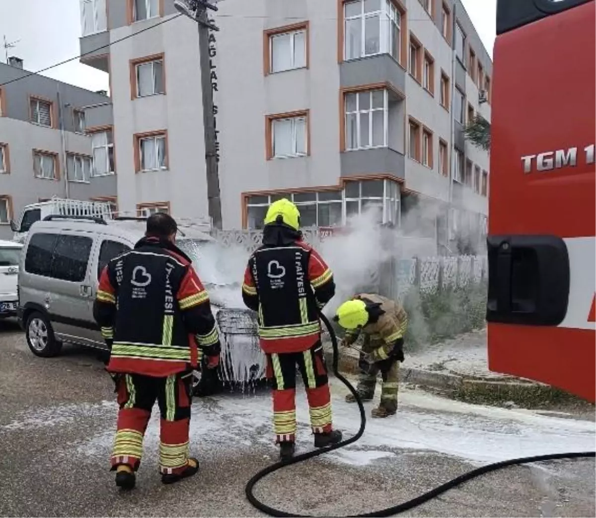 Bandırma'da Park Halindeki Araçta Yangın Çıktı